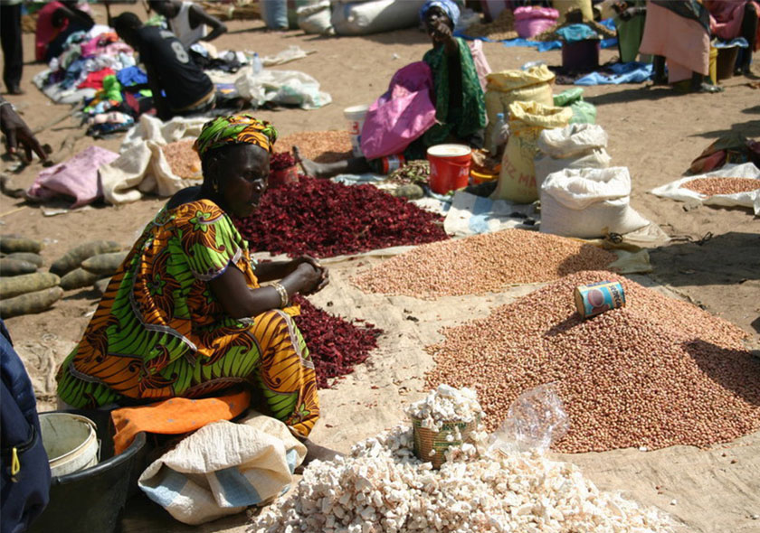 Vendeuse locale au marché hebdomadaire de Nguéniène proposant des produits typiques du Sénégal, une excursion culturelle depuis l'Hôtel Cap du Sine Saloum.