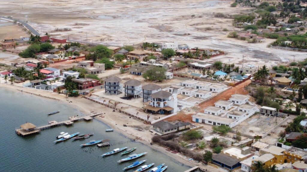 Vue aérienne panoramique du complexe hôtelier Cap du Sine Saloum au Sénégal