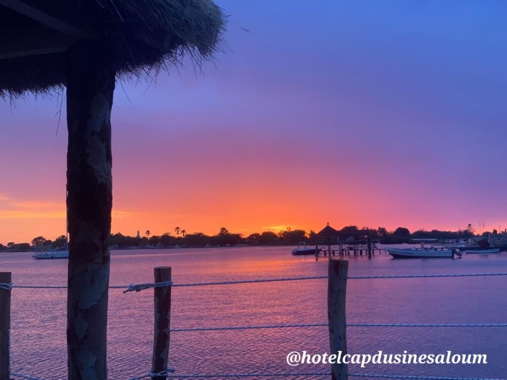 Coucher de soleil flamboyant sur le fleuve depuis l'Hôtel Cap du Sine Saloum