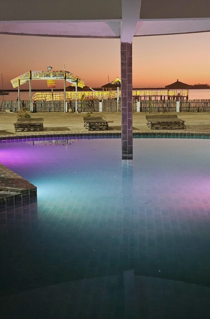 hôtel avec piscine Sine Saloum - Éclairage nocturne et ambiance de nuit