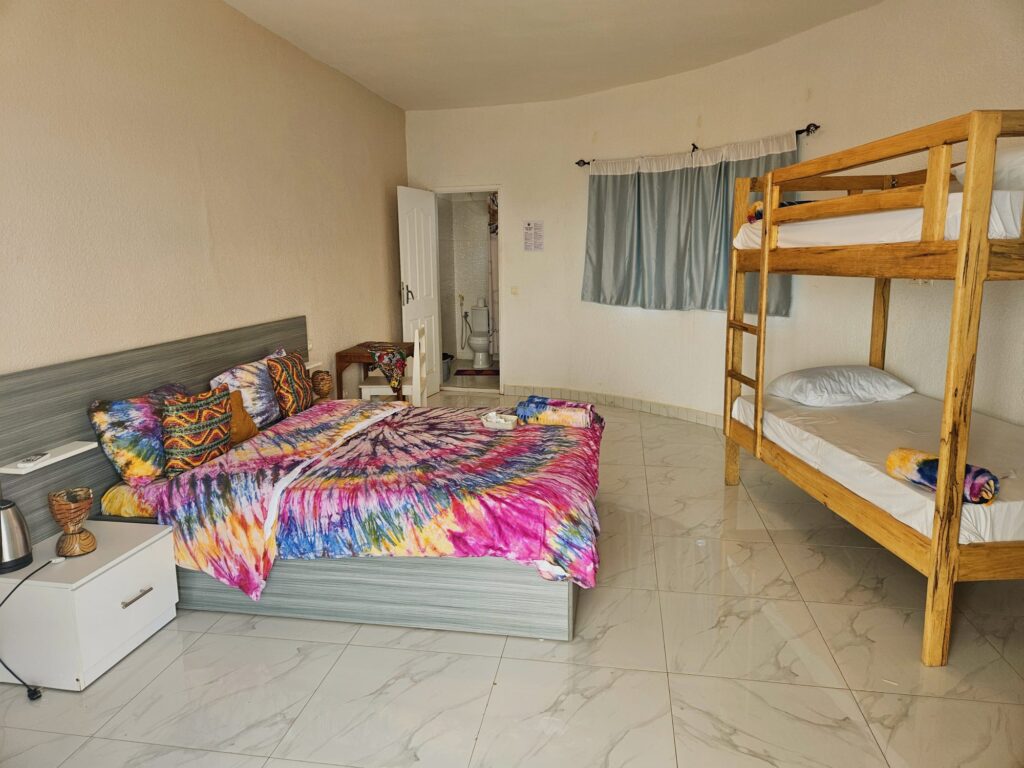Grande chambre familiale avec lit superposé à l'Hôtel Cap du Sine Saloum