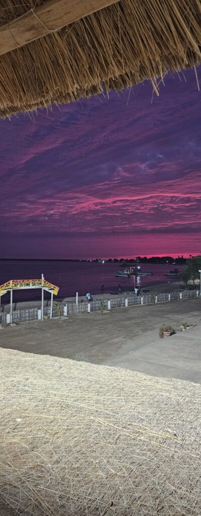 Coucher de soleil violet sur la plage de l'Hôtel Cap du Sine Saloum, Sénégal