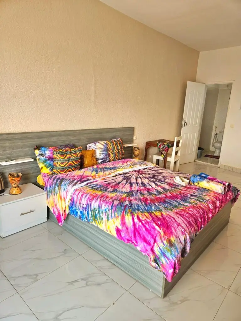Chambre double tout confort avec lit matrimonial à l'Hôtel Cap du Sine Saloum