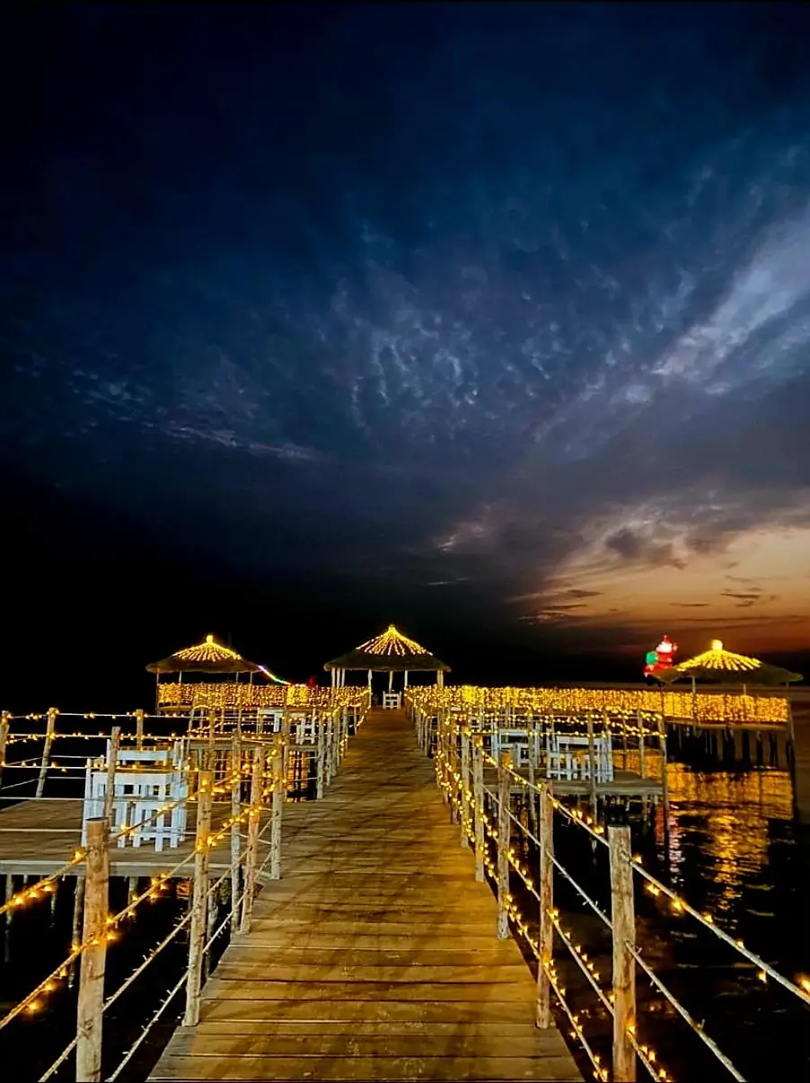 Ponton illuminé de nuit à l'Hôtel Cap du Sine Saloum au Sénégal