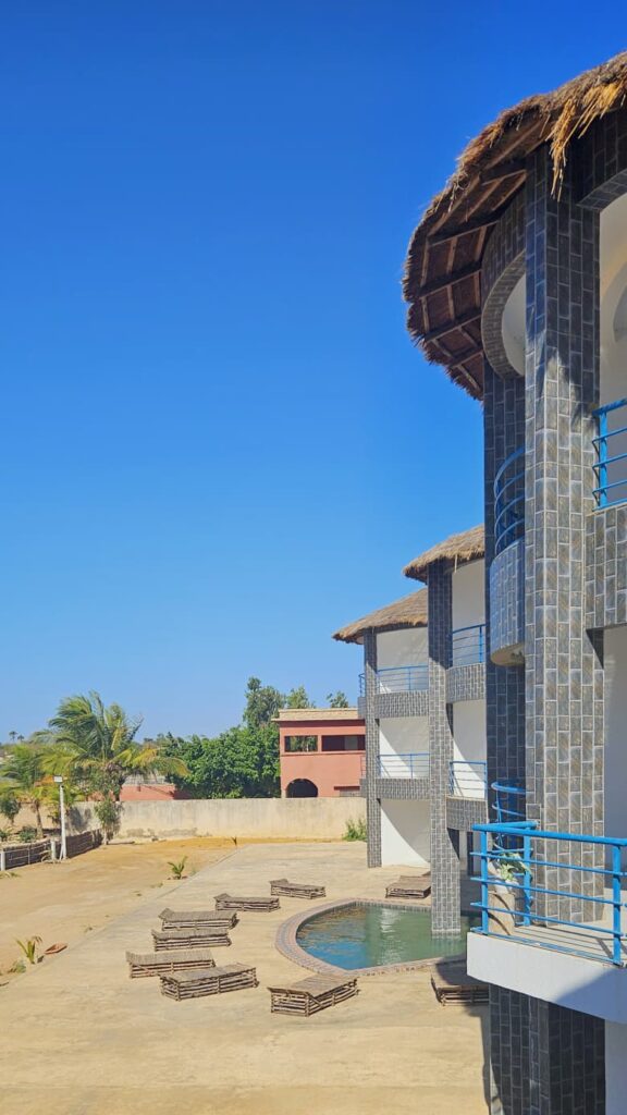hôtel avec piscine Sine Saloum - Vue extérieure des bâtiments et de la piscine
