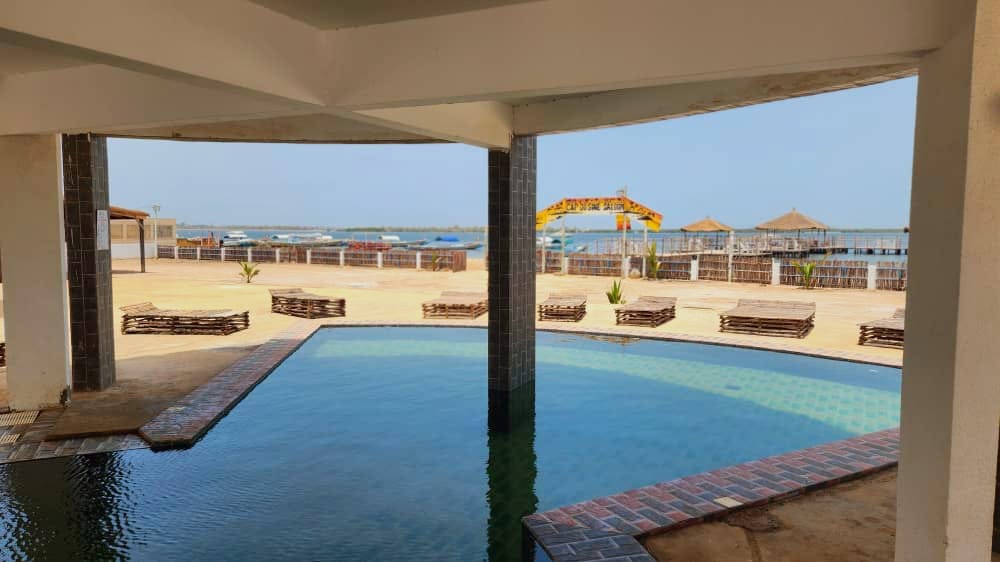piscine au Sine Saloum - Espace détente et transats de l'hôtel la journée