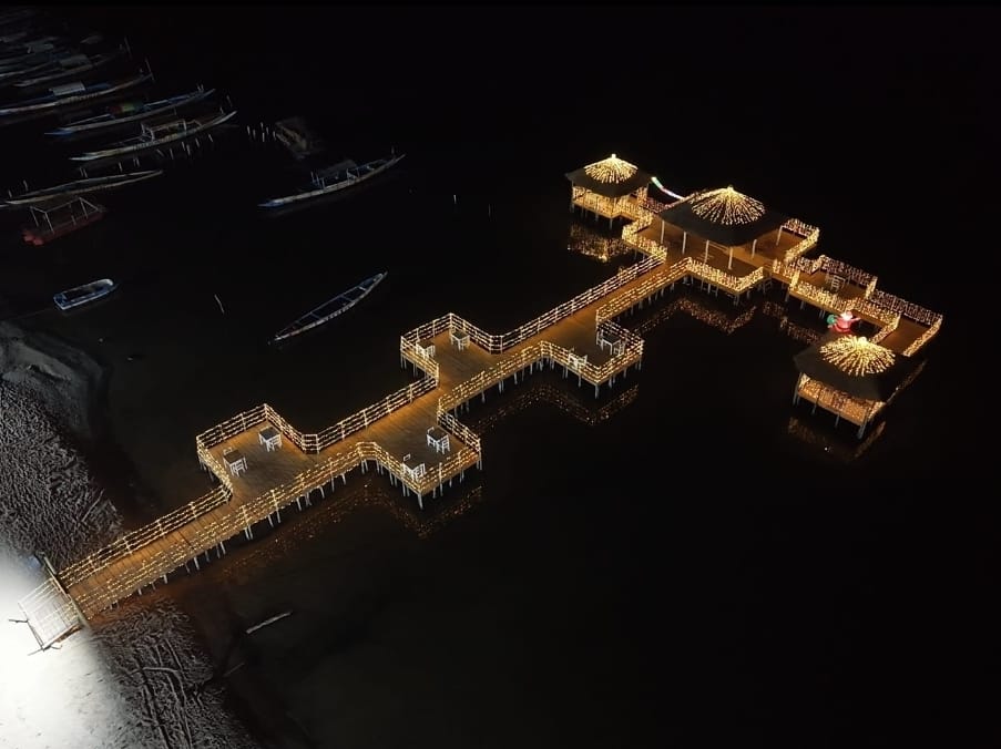 ponton illuminé Delta Saloum super illuminé la nuit seul restaurant au milieu du delta caractéristique